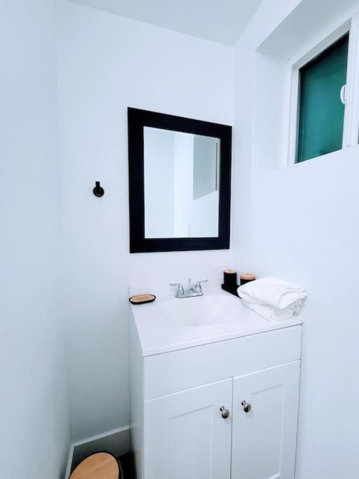 Phoenix Retreat - Studio With King Bed - 10 Min From Airp - Unit C מראה חיצוני תמונה